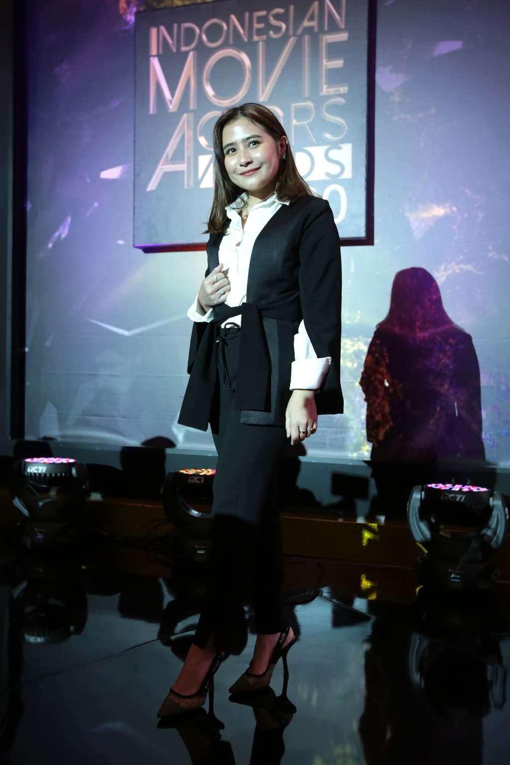 Potret Stylish Prilly Latuconsina Berbusana Monokrom