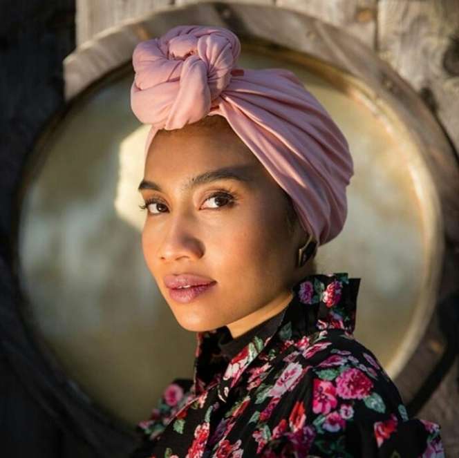 Gaya Hijab Yuna, Adik Ipar BCL yang Mendunia