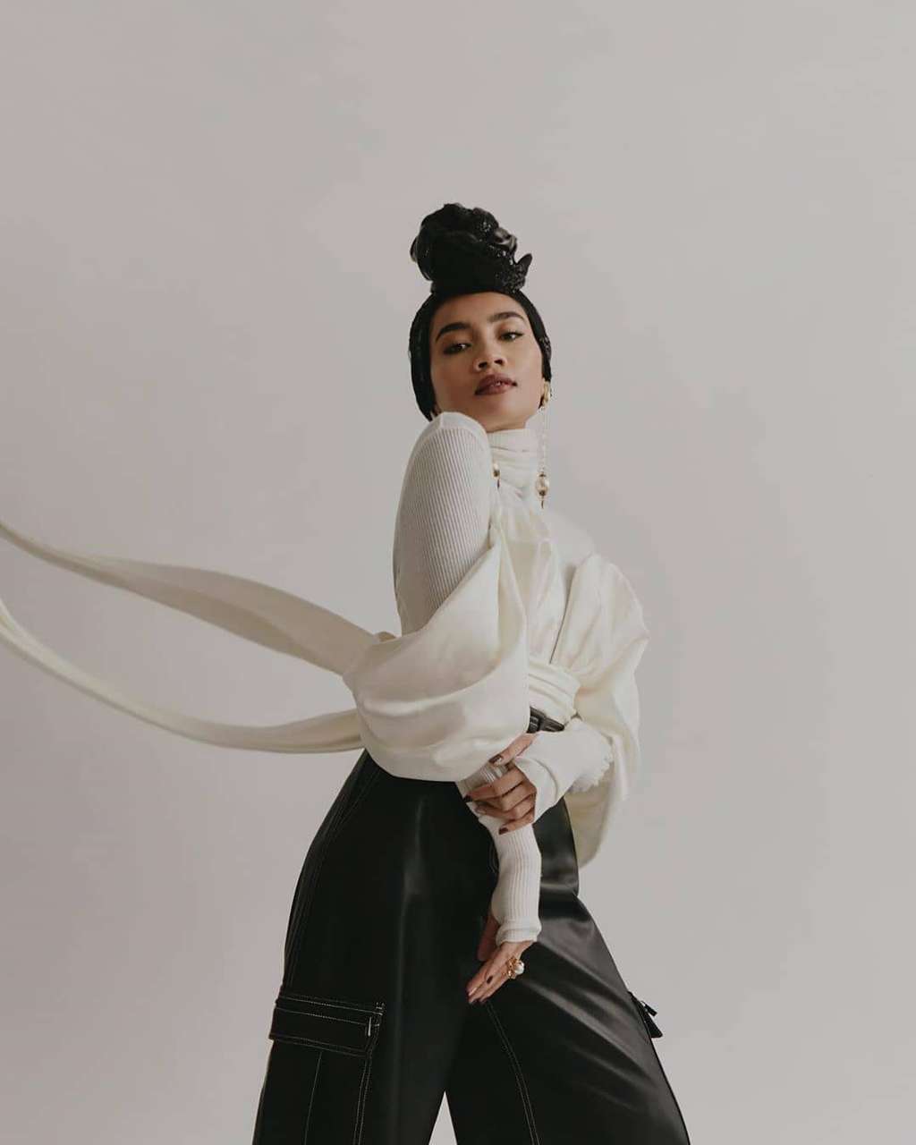 Gaya Hijab Yuna, Adik Ipar BCL yang Mendunia