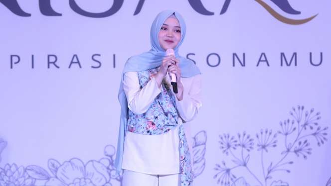 Gaya Hijab Putri Delina, Putri Sule yang Berparas Cantik