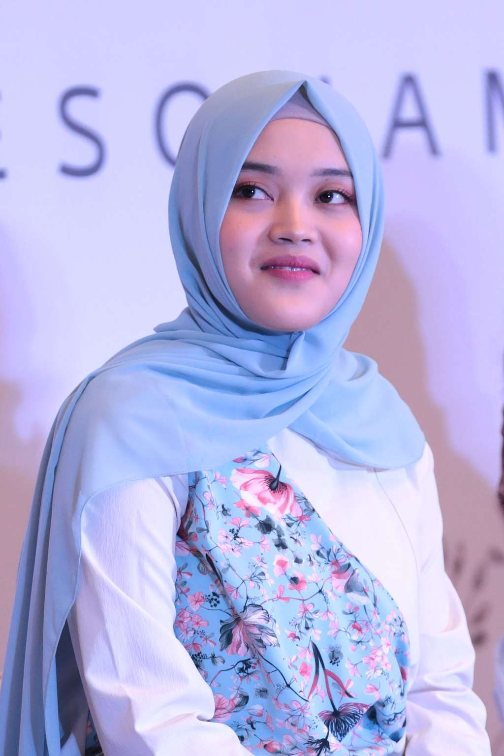 Gaya Hijab Putri Delina, Putri Sule yang Berparas Cantik
