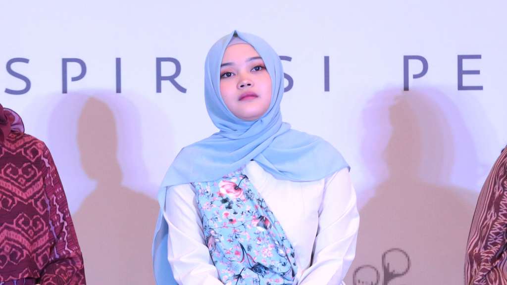 Gaya Hijab Putri Delina, Putri Sule yang Berparas Cantik