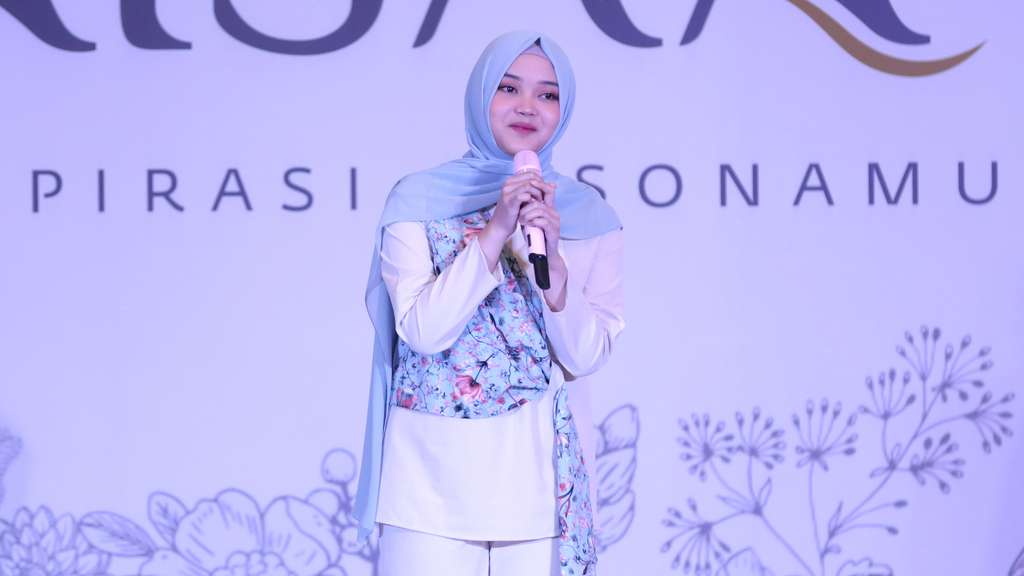 Gaya Hijab Putri Delina, Putri Sule yang Berparas Cantik