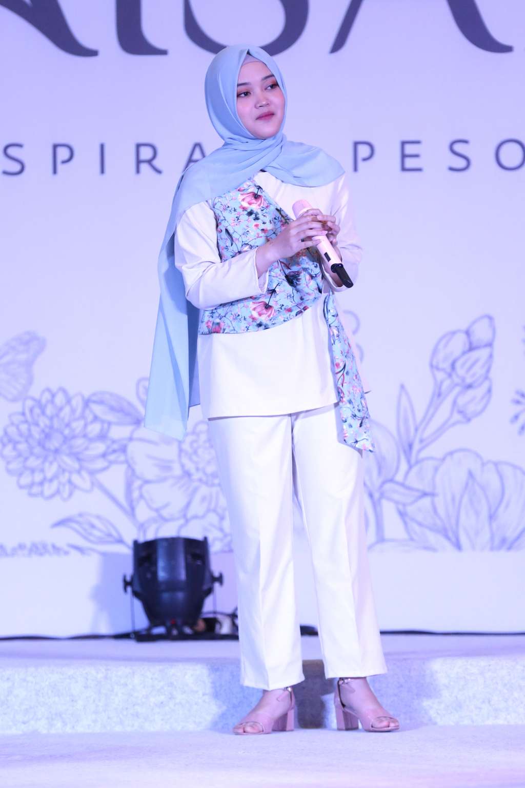 Gaya Hijab Putri Delina, Putri Sule yang Berparas Cantik