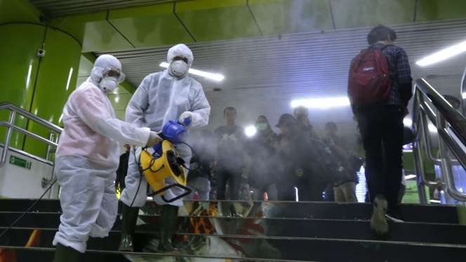Cegah Penyebaran Corona, Stasiun Gambir Disemprot Disinfektan