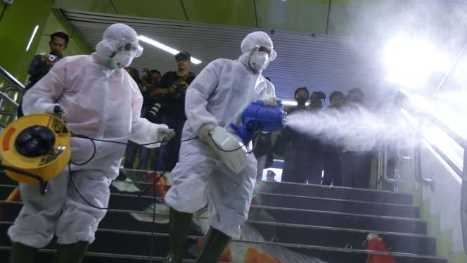 Cegah Penyebaran Corona, Stasiun Gambir Disemprot Disinfektan
