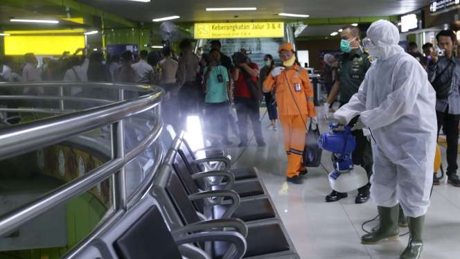 Cegah Penyebaran Corona, Stasiun Gambir Disemprot Disinfektan