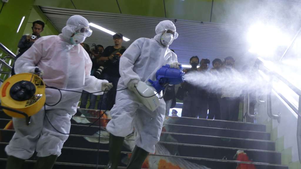 Cegah Penyebaran Corona, Stasiun Gambir Disemprot Disinfektan