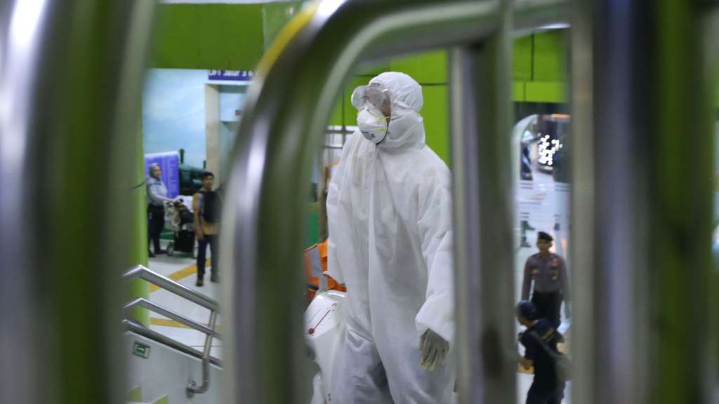 Cegah Penyebaran Corona, Stasiun Gambir Disemprot Disinfektan