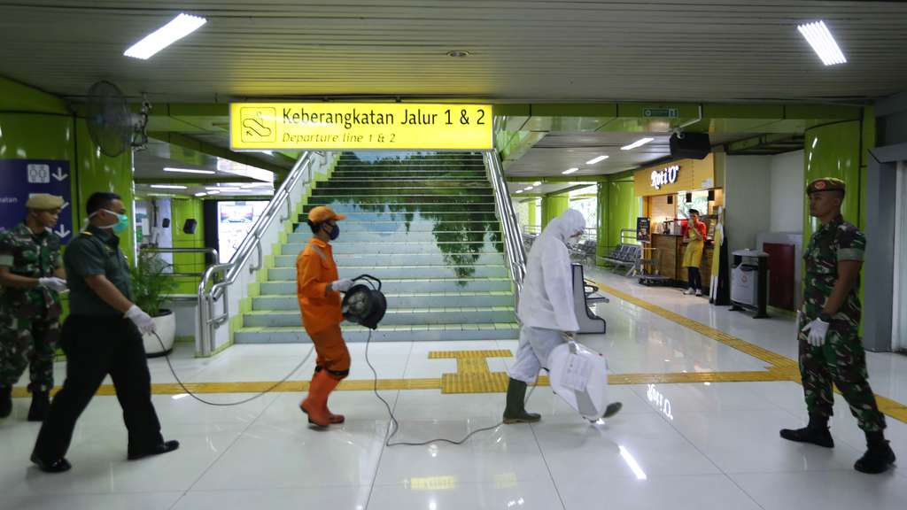 Cegah Penyebaran Corona, Stasiun Gambir Disemprot Disinfektan