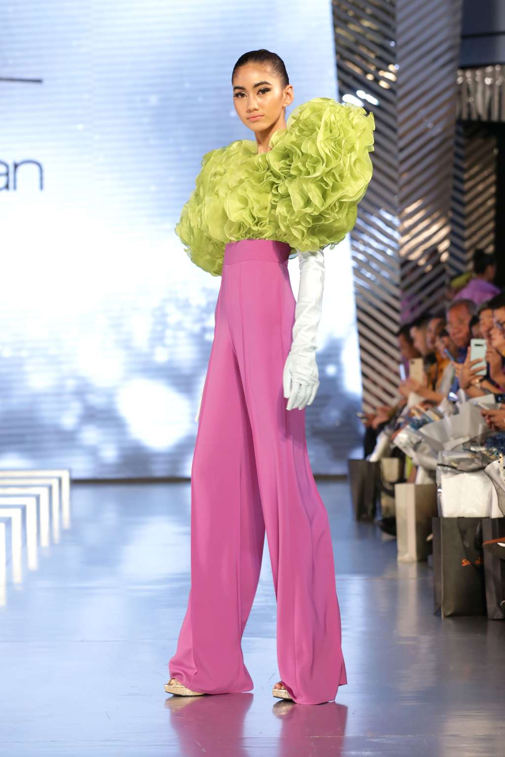 Koleksi Fly for Freedom dari Sebastian Gunawan