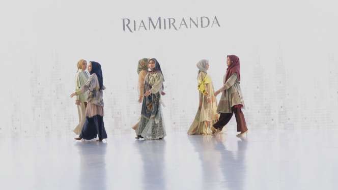 Cantiknya Dayu, Tenun Bali di Koleksi Terbaru Ria Miranda