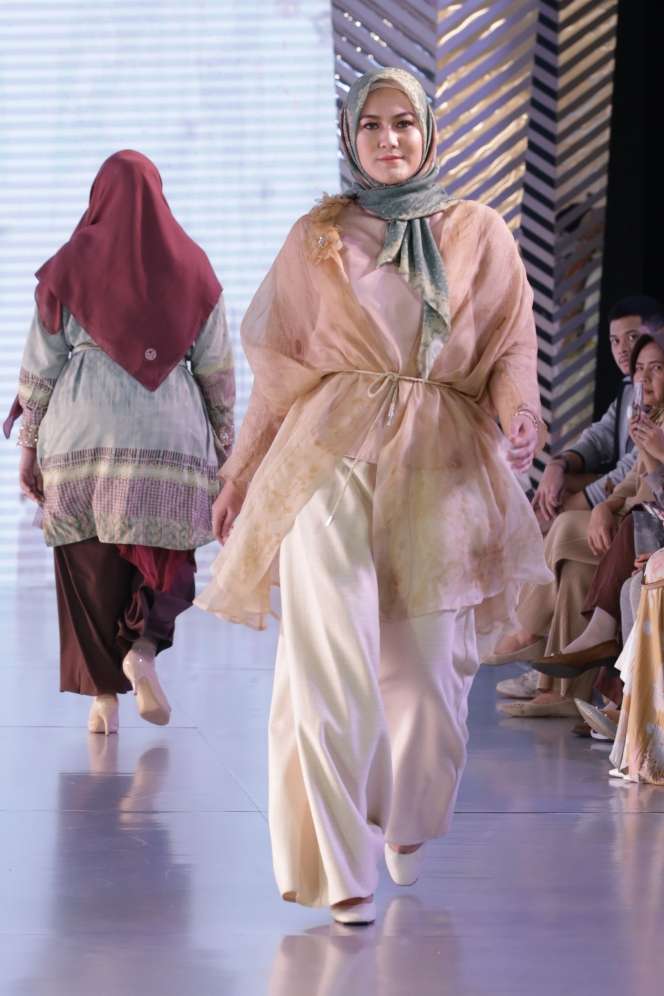 Cantiknya Dayu, Tenun Bali di Koleksi Terbaru Ria Miranda