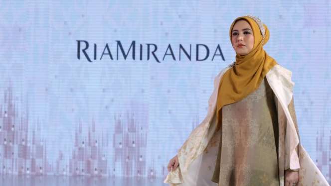 Cantiknya Dayu, Tenun Bali di Koleksi Terbaru Ria Miranda