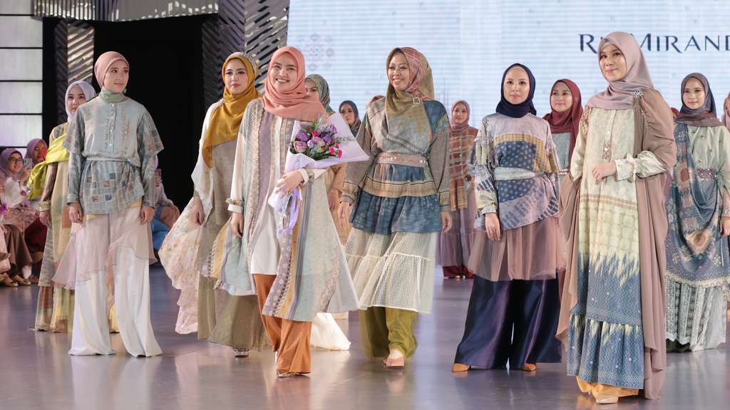 Cantiknya Dayu, Tenun Bali di Koleksi Terbaru Ria Miranda