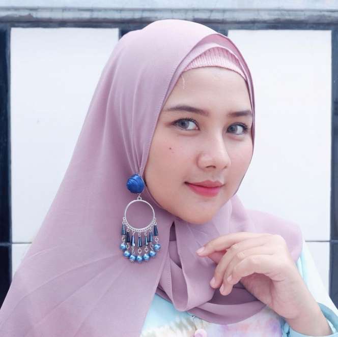 Gaya Hijab Una Maulina, Calon Istri Sahrul Gunawan 