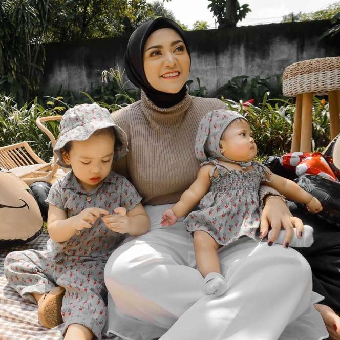 Bantu Perangi Corona, Ini 7 Gaya Sederhana Rachel Vennya 