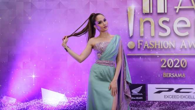 Penampilan Cinta Laura Saat Pakai Gelang Mainan