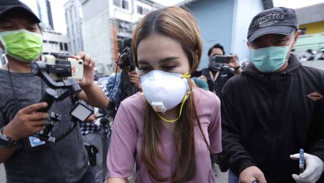 Gaya Ayu Ting Ting Pakai Masker Mahal