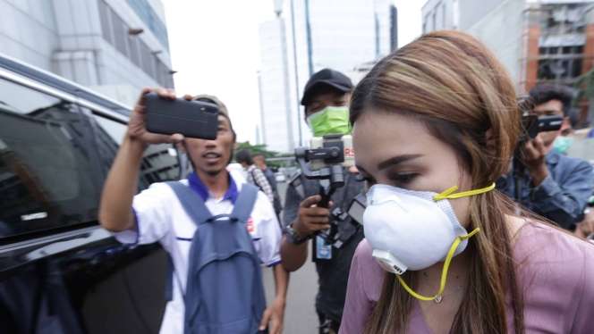 Gaya Ayu Ting Ting Pakai Masker Mahal
