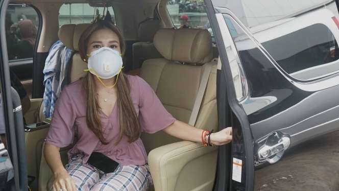 Gaya Ayu Ting Ting Pakai Masker Mahal