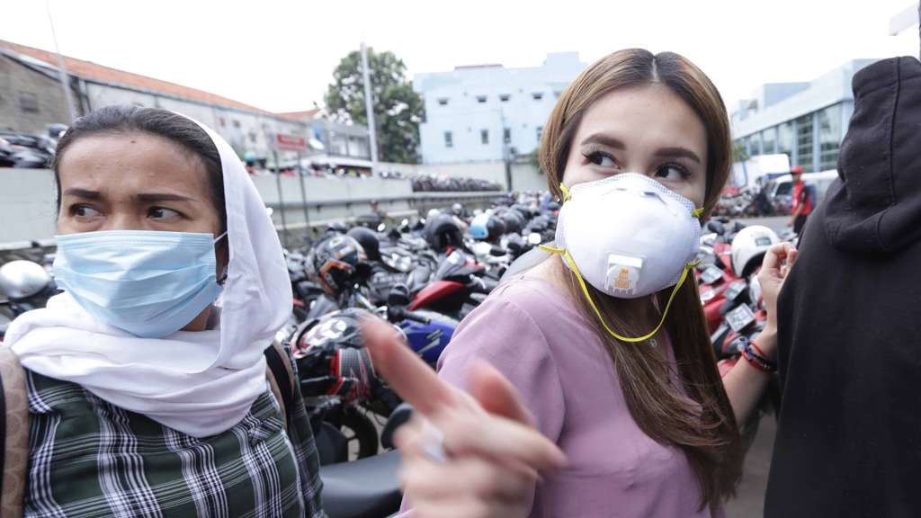 Gaya Ayu Ting Ting Pakai Masker Mahal