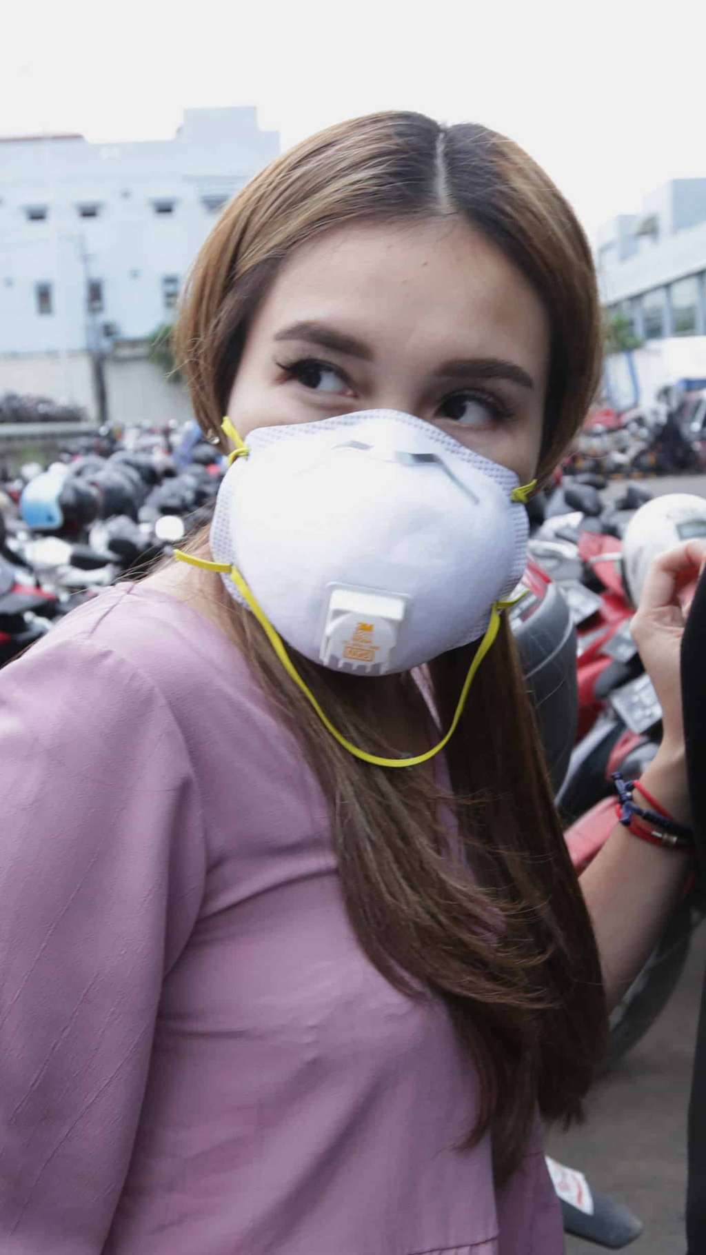 Gaya Ayu Ting Ting Pakai Masker Mahal