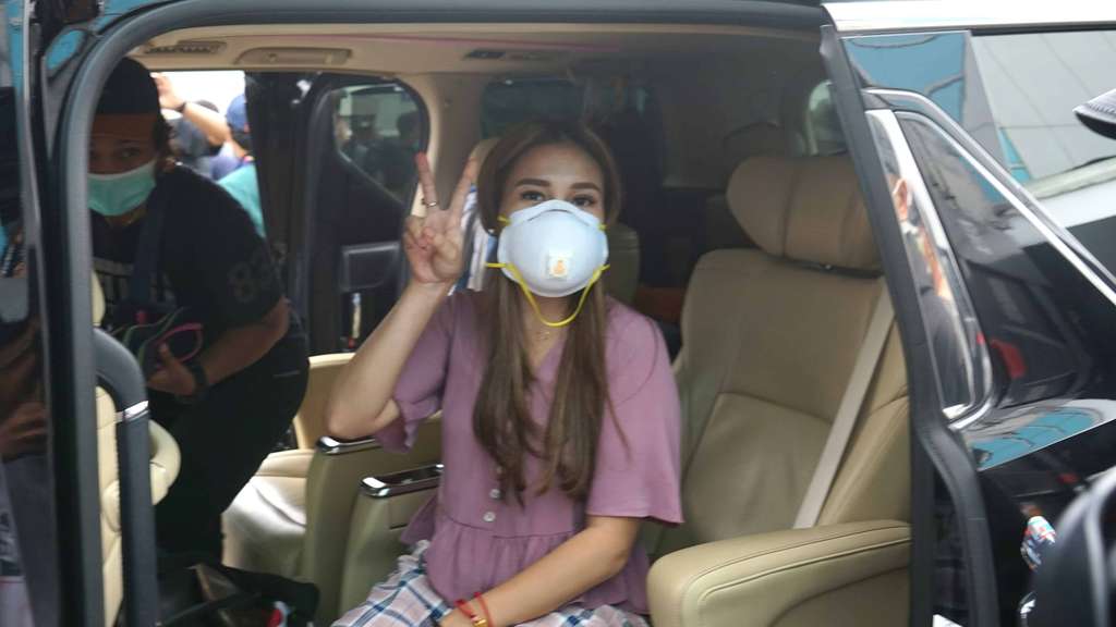 Gaya Ayu Ting Ting Pakai Masker Mahal