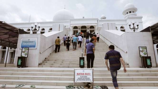 Foto Sholat Jumat di Masjid Al-Azhar, Jamaah Tak Berjarak