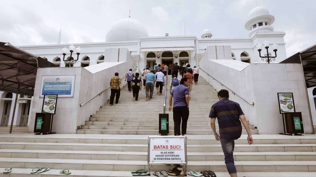 Foto Sholat Jumat di Masjid Al-Azhar, Jamaah Tak Berjarak