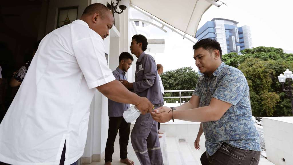Foto Sholat Jumat di Masjid Al-Azhar, Jamaah Tak Berjarak