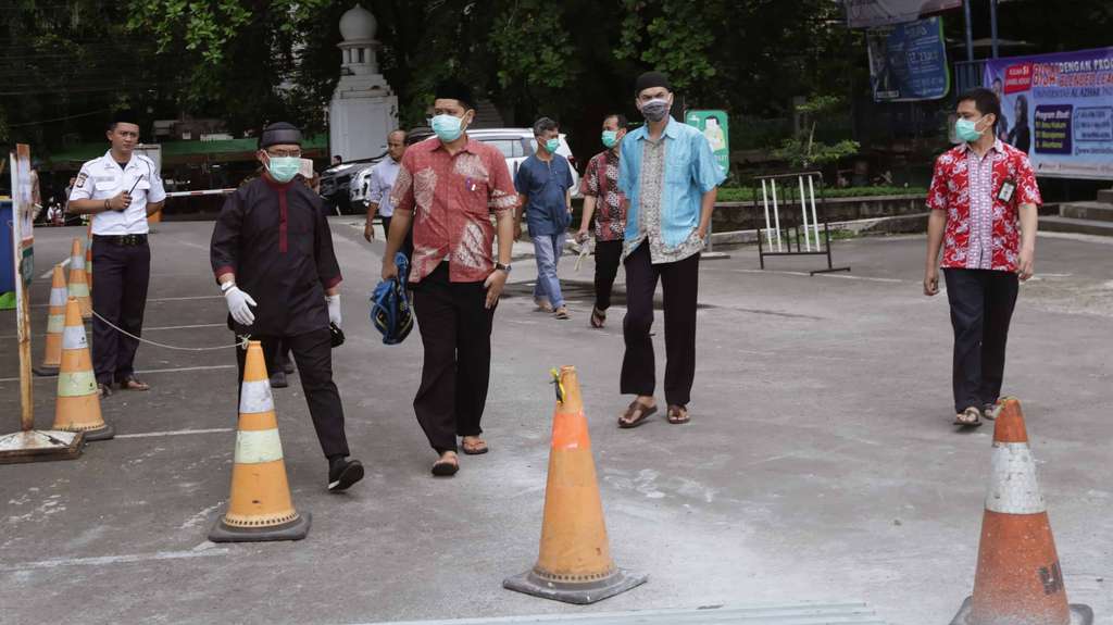 Foto Sholat Jumat di Masjid Al-Azhar, Jamaah Tak Berjarak