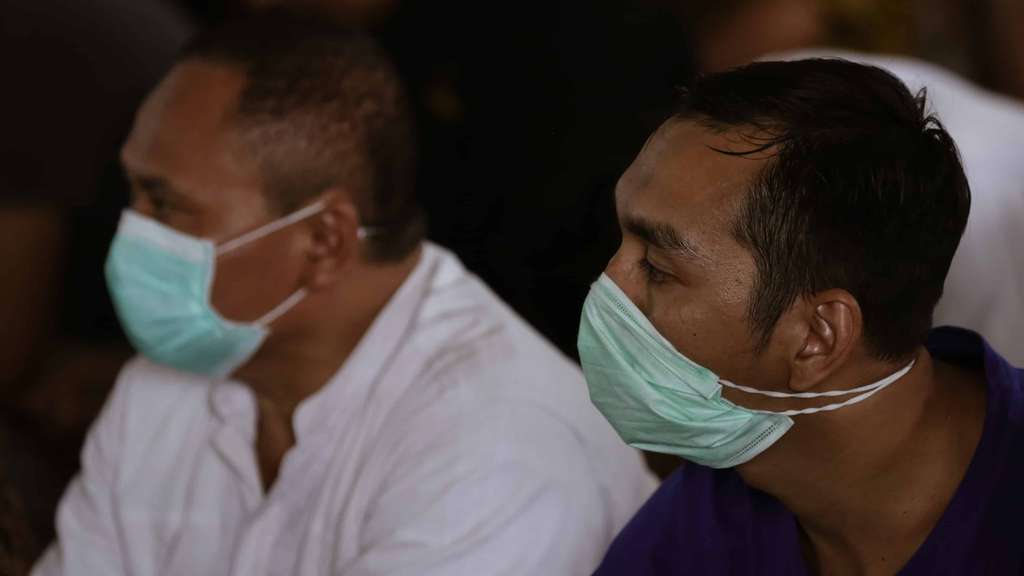Foto Sholat Jumat di Masjid Al-Azhar, Jamaah Tak Berjarak