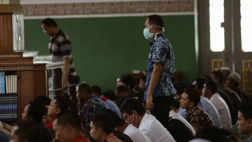 Foto Sholat Jumat di Masjid Al-Azhar, Jamaah Tak Berjarak