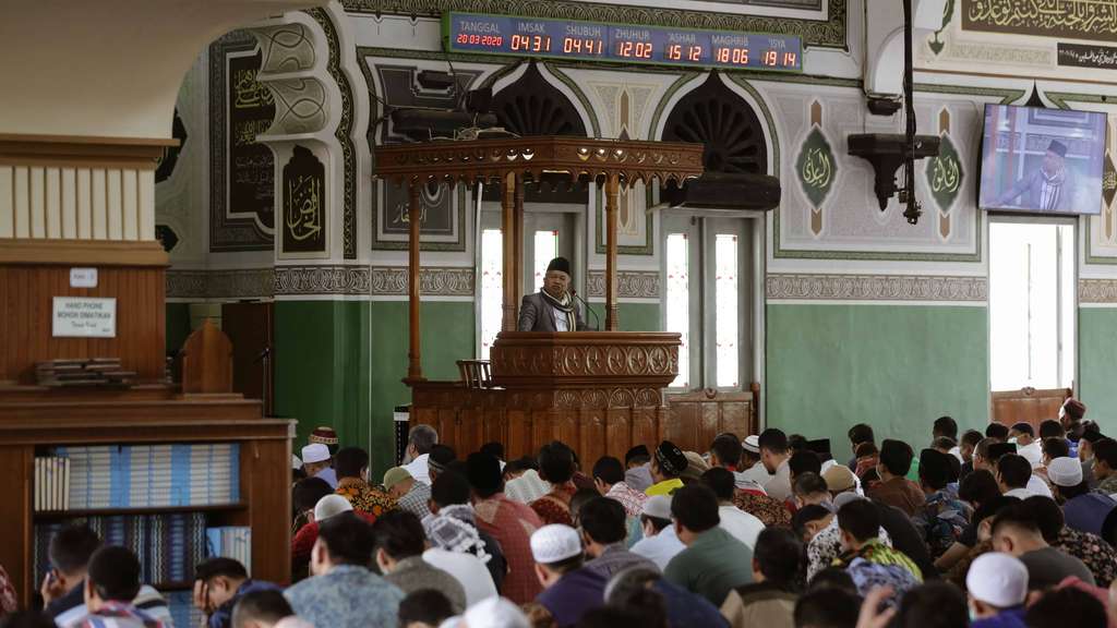 Foto Sholat Jumat di Masjid Al-Azhar, Jamaah Tak Berjarak