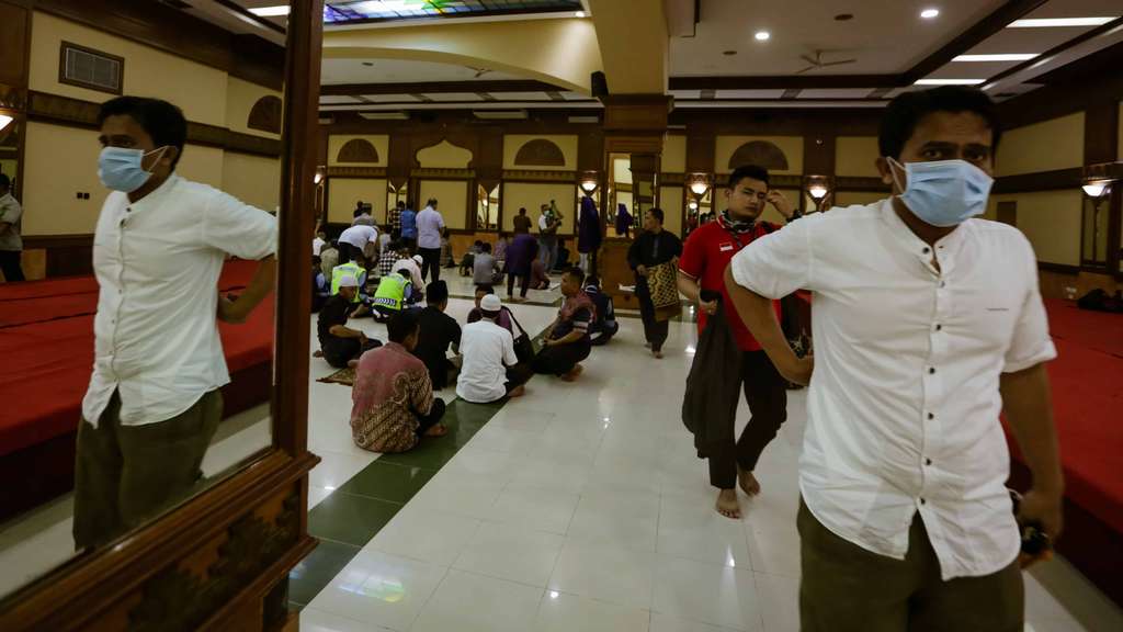 Foto Sholat Jumat di Masjid Al-Azhar, Jamaah Tak Berjarak