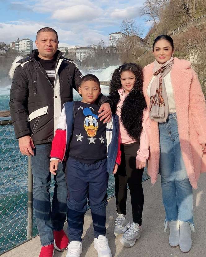 Gaya Krisdayanti Nekat Liburan di Tengah Wabah Corona