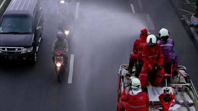 Penyemprotan Disinfektan Dilakukan di Kawasan Jakarta Timur