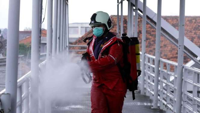 Penyemprotan Disinfektan Dilakukan di Kawasan Jakarta Timur