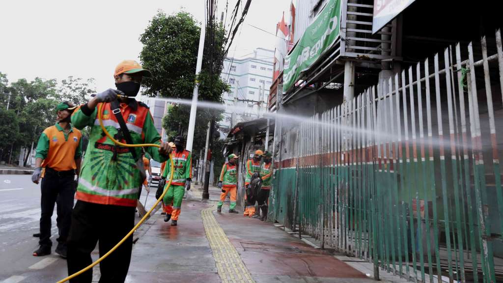 Penyemprotan Disinfektan Dilakukan di Kawasan Jakarta Timur