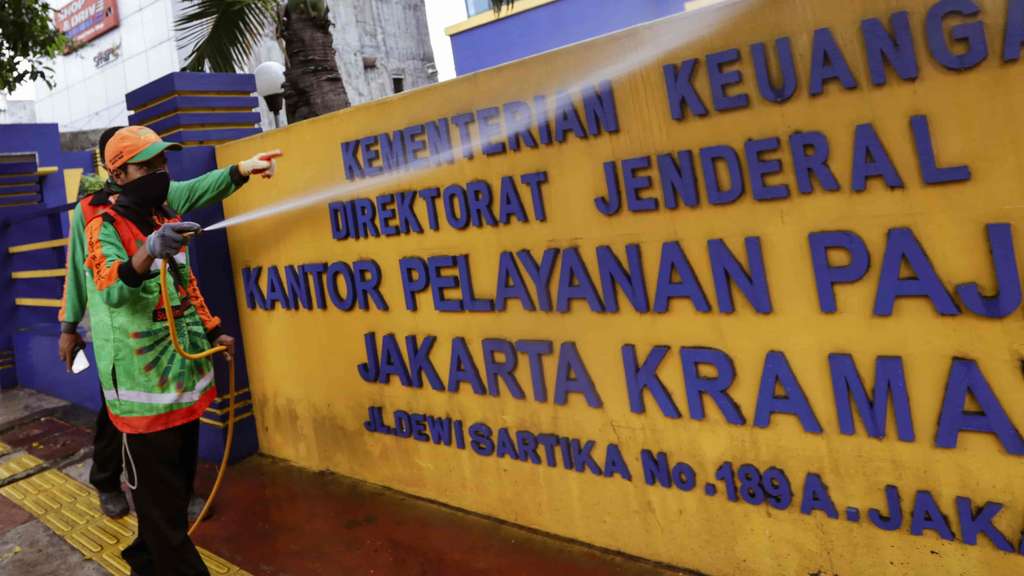 Penyemprotan Disinfektan Dilakukan di Kawasan Jakarta Timur