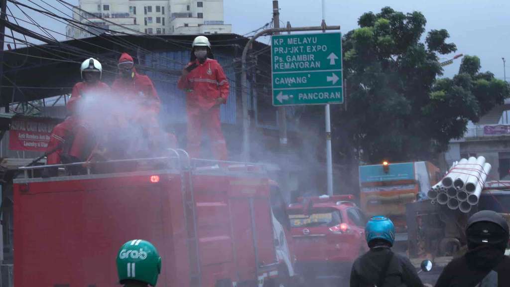 Penyemprotan Disinfektan Dilakukan di Kawasan Jakarta Timur