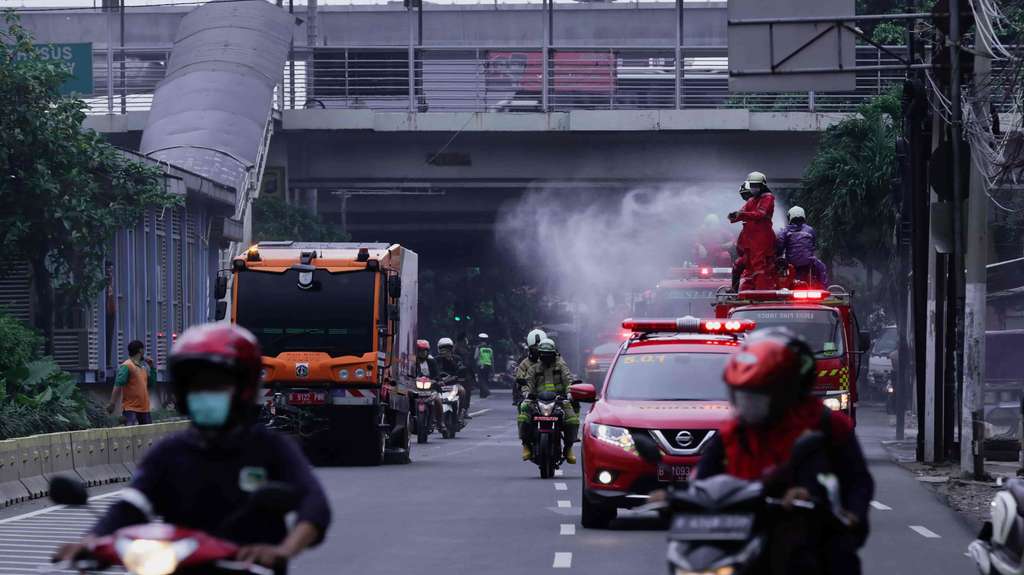 Penyemprotan Disinfektan Dilakukan di Kawasan Jakarta Timur