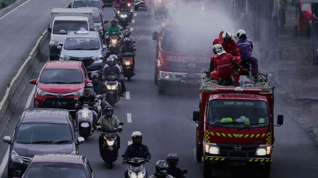 Penyemprotan Disinfektan Dilakukan di Kawasan Jakarta Timur
