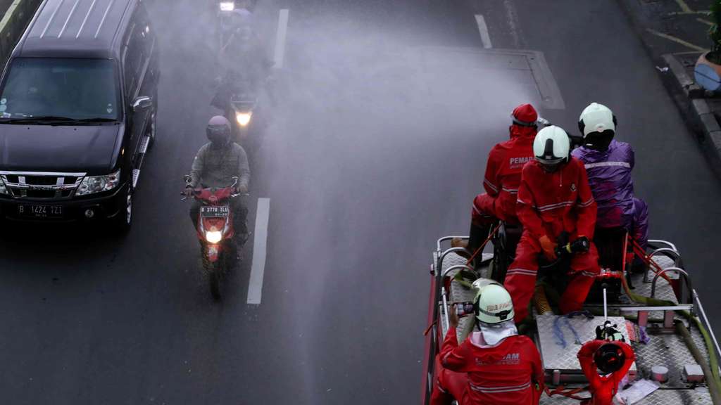Penyemprotan Disinfektan Dilakukan di Kawasan Jakarta Timur