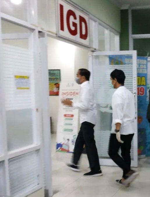 Ibunda Meninggal, Jokowi Tiba di RST Slamet Riyadi