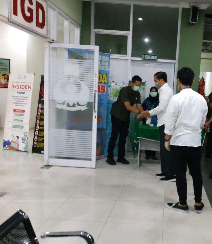 Ibunda Meninggal, Jokowi Tiba di RST Slamet Riyadi