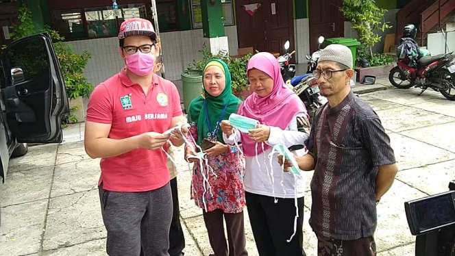 Bagi Masker di Jalanan, Tommy Kurniawan Hampir Disemprot Istri