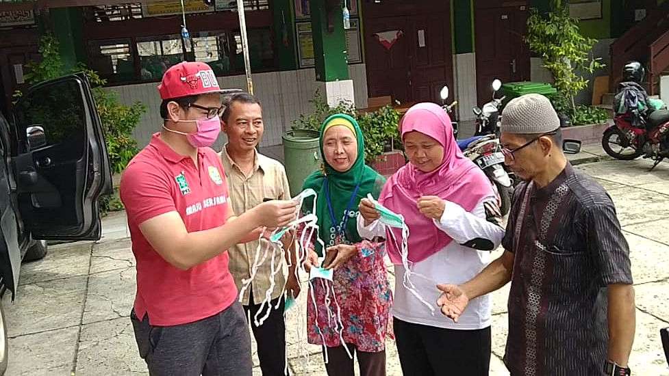 Bagi Masker di Jalanan, Tommy Kurniawan Hampir Disemprot Istri
