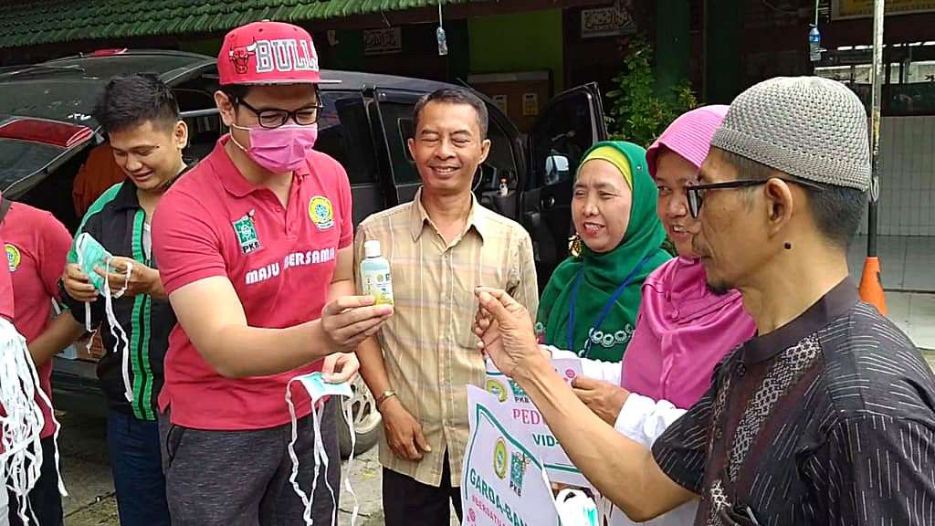 Bagi Masker di Jalanan, Tommy Kurniawan Hampir Disemprot Istri